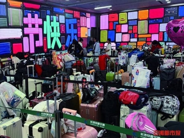 长沙行李墙火了，一面墙让游客记住一座城