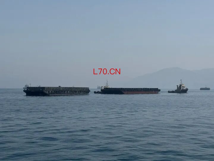   这是5月29日在阿曼北部小镇海塞卜拍摄的滞留在霍尔木兹海峡水域的商船（手机照片）。新华社记者温新年摄 